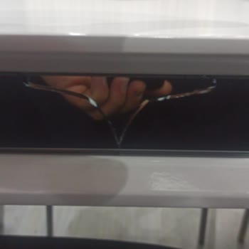 Aksu Home Kırık Masa Geldi. Rafı Da Takarken Kırdılar