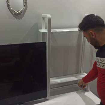 Aksu Home Kırık Masa Geldi. Rafı Da Takarken Kırdılar