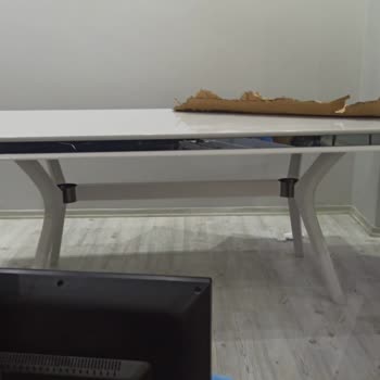 Aksu Home Kırık Masa Geldi. Rafı Da Takarken Kırdılar