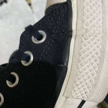 SuperStep Mağazasının Converse Ayakkabı Kenarlarının Patlaması