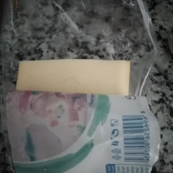Aro Metro Market'ten Alınan Kaşar Peynirde Çıkan Kıl!