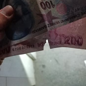 İş Bankası ATM Parayı Yırttı