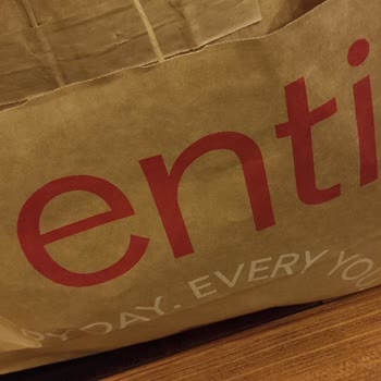 Penti Mahremiyetsiz Poşetler Ve Yürüyen Reklam Kaygısı