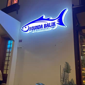 Ege Cunda Balık Garson İlgisizliği Ve Saygısızlığı