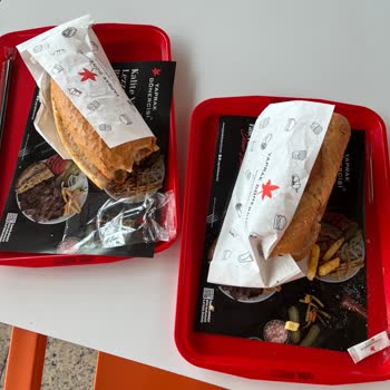 Antares Yaprak Dönercisi Kokmuş Ve Ekşimiş Tavuk Dönerini Yiyemedik