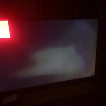 Vestel 70QA9700 Ekranında Işık Süzmesi