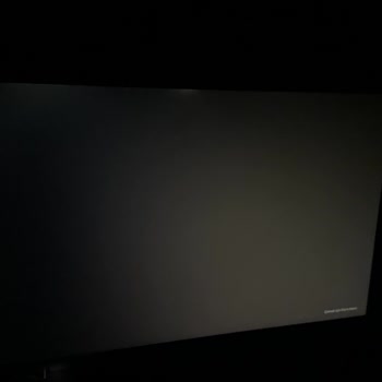 Hepsiburada Kusurlu Laptop Ekranında Bulunan Işık Sızmaları