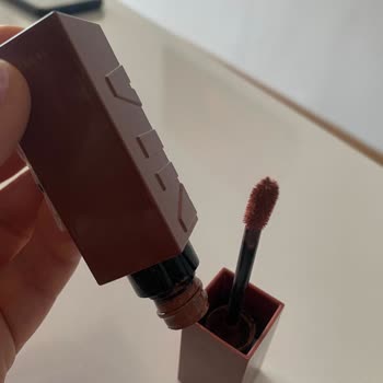 Maybelline Rujlarının Hızla Tükenmesiyle İlgili Memnuniyetsizlik