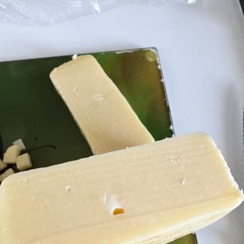 BİM'DE Satılan Özgüllü Kaşarda Margarin Parçaları Çıktı!