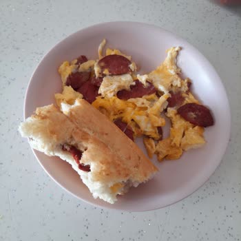 Namet Sucuğun İçinden Kıl Ve Kemik Çıktı.