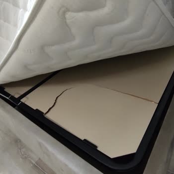 Vivense Kenarına Oturunca Kırılan Yatak İçin Kullanıcı Hatası Dedi