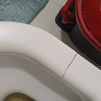 Kale Seramik İdea 2.0 Klozet Kapağı Oturma Esnasında Kırıldı.