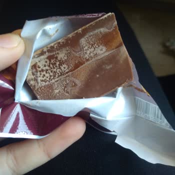 Ülker Üzerinde Beyaz Lekeler Olan Caramio