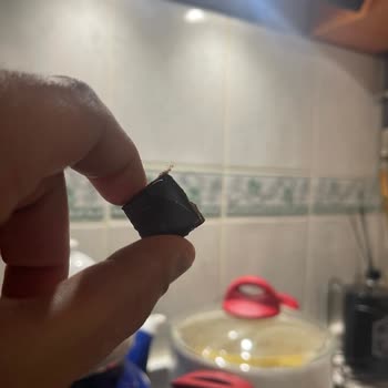 Eti Gıda Kare Bitter Çikolata Tüy Çıktı