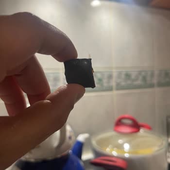 Eti Gıda Kare Bitter Çikolata Tüy Çıktı