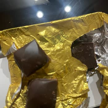 Eti Gıda Kare Bitter Çikolata Tüy Çıktı