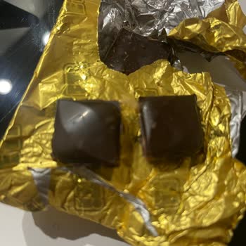 Eti Gıda Kare Bitter Çikolata Tüy Çıktı