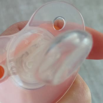 Wee Baby Emziklerinde Kıl Ve Tüy Birikmesi