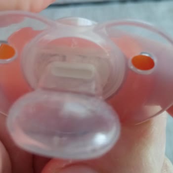Wee Baby Emziklerinde Kıl Ve Tüy Birikmesi