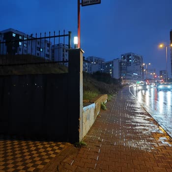 İETT Kapalı Durak Yapamadığı İçin Yağmurda Bekliyoruz