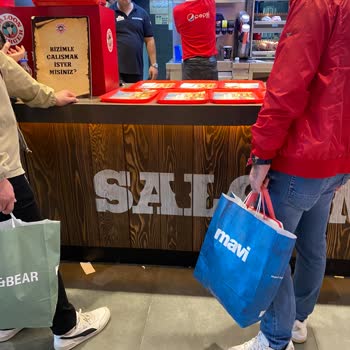 Saloon Burger İstanbul Marina AVM'deki Yavaş Servis Deneyimi