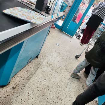 A101 Çalışanlar Müşteri Yanında Kavga Ediyorlar