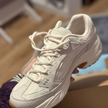 Skechers Yeni Çıkan Model Ayağa Vuruyor