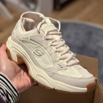 Skechers Yeni Çıkan Model Ayağa Vuruyor