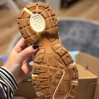 Skechers Yeni Çıkan Model Ayağa Vuruyor