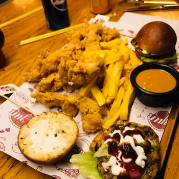 Kajun Restaurant Hamburgerin İçinde Kıl Çıktı!