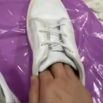 Elle Beyaz Deri Ayakkabı Boya Attı
