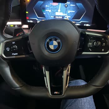 BMW İ5 Direksiyondaki Üzerindeki Tuşların Işıkları Yanmıyor. Fiyasko!