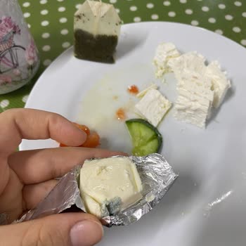 Milli Eğitim Bakanlığı (MEB) Osmaniye Sosyal Bilimler Kız Yurdunda Peynir Küflü Çıktı