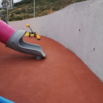 İzmir Büyükşehir Belediyesi Körfez Evlerinde Tehlikeli Park