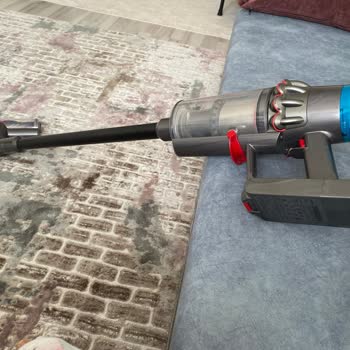 Dyson V15 Halı Başlığı Tetiğe Bastıktan 3-5 Saniye Sonra Dönmeye Başlıyor.