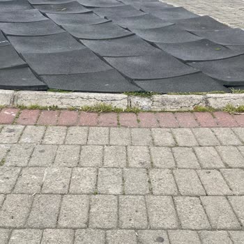 İzmir Büyükşehir Belediyesi Selvili Parkı Parkeleri!