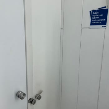 Mavi Yalova Mavi Mağazası Kirli
