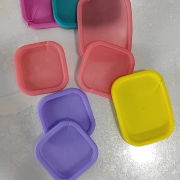 Lav Saklama Kapları Kapakları Çatlıyor Ve Deforme Oluyor