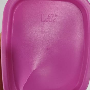 Lav Saklama Kapları Kapakları Çatlıyor Ve Deforme Oluyor