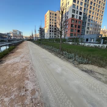 İBB - İstanbul Büyükşehir Belediyesi Yaptığı Bisiklet Yolu Topraklı Riskli Şerit