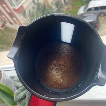 Abdullah Efendi Keyf Kahve Makinesi Kahveyi Dibine Yapıştırıyor