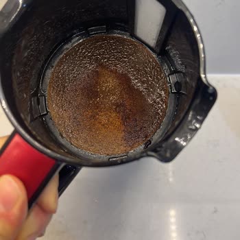 Abdullah Efendi Keyf Kahve Makinesi Kahveyi Dibine Yapıştırıyor