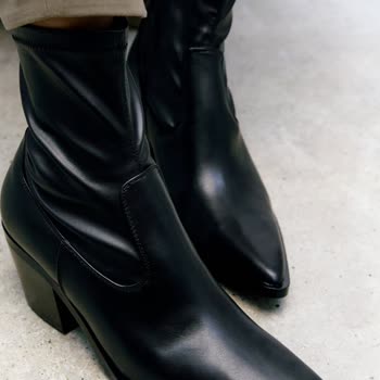 Zara Bot Tabanı Kaydığı İçin Ayağımı Kırdım