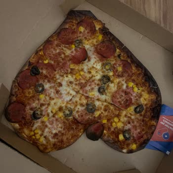 Domino's Pizza Yanık Pizza Aldık