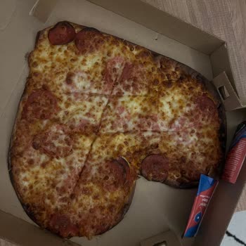 Domino's Pizza Yanık Pizza Aldık