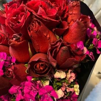 Taze Çiçek (tazecicek.com) Satılan Ürünle Gelen Ürün Farklı Ve Çürük Güller Konulmuş.