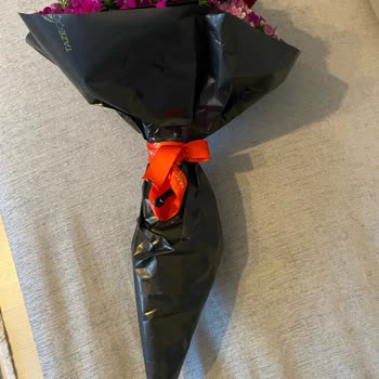 Taze Çiçek (tazecicek.com) Satılan Ürünle Gelen Ürün Farklı Ve Çürük Güller Konulmuş.