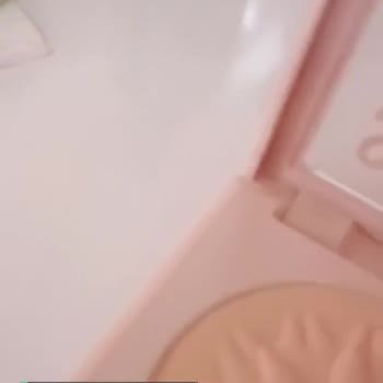 Pastel Pudramın İçinden Kıl Çıktı!