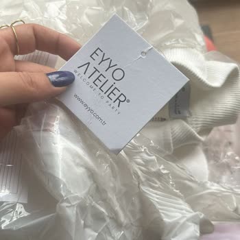 Make-up-Fleck auf Kleidung von Eyyo