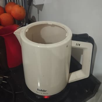 Fakir Ev Aletleri Çaycı Üstü Kırıldı